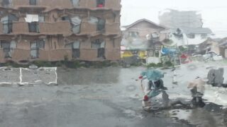 【大雨直前】警報が出たらどう動く?子供を守る避難のタイミングと家でできる緊急対策