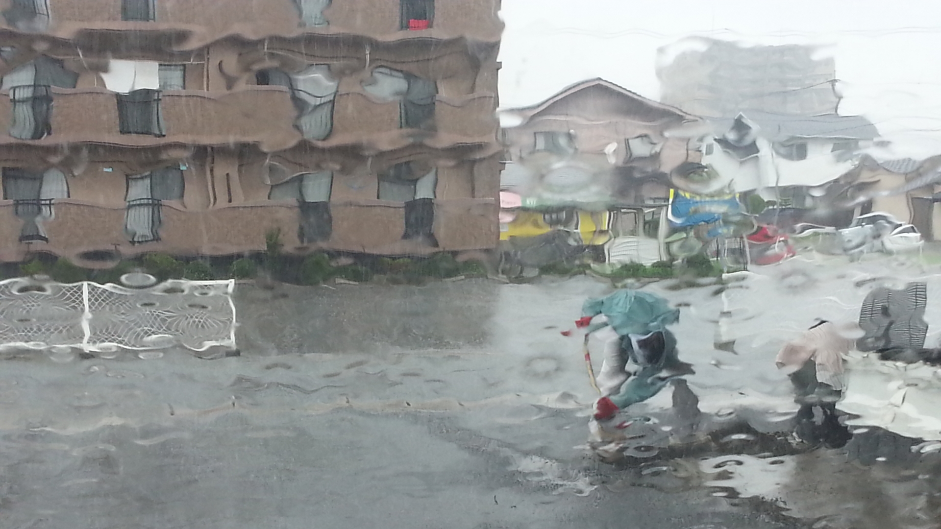 【大雨直前】警報が出たらどう動く?子供を守る避難のタイミングと家でできる緊急対策